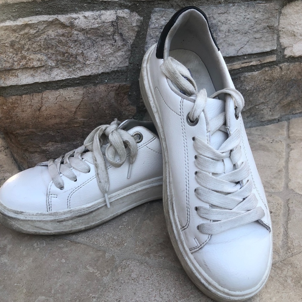 Steve Madden Catcher shoes size 8.5 White